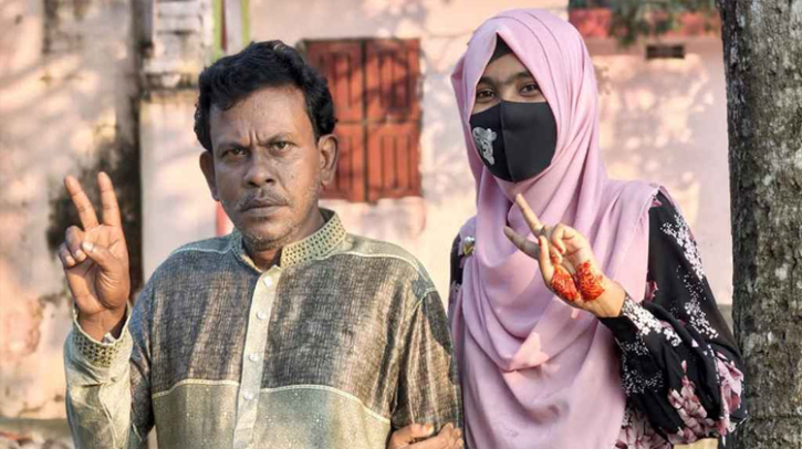 মেয়ের সঙ্গে একইসঙ্গে এইচএসসি পাস করলেন বাবা মেয়ের সঙ্গে একইসঙ্গে এইচএসসি পাস করলেন বাবা