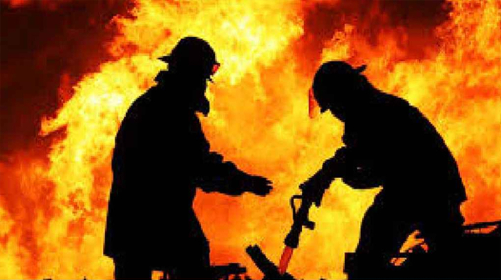 রাজধানীর মোহাম্মদপুরে ভবনে অগ্নিকাণ্ড রাজধানীর মোহাম্মদপুরে ভবনে অগ্নিকাণ্ড