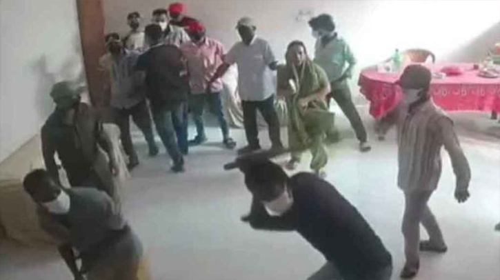 পুলিশের ছদ্মবেশে বাসায় হামলা ও লুটপাট পুলিশের ছদ্মবেশে বাসায় হামলা ও লুটপাট