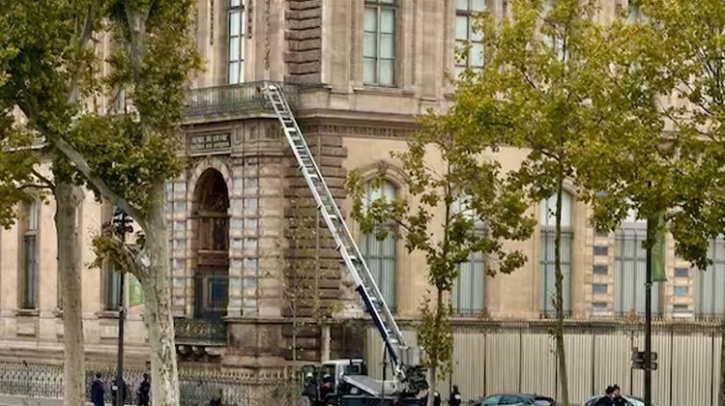 Louvre shuts after “major” jewel robbery; police probe swift, surgical heist Louvre shuts after “major” jewel robbery; police probe swift, surgical heist