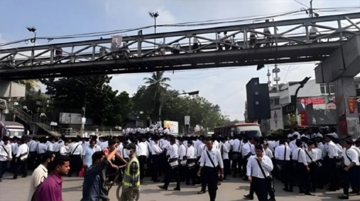 সায়েন্সল্যাব মোড়ে ঢাকা কলেজ শিক্ষার্থীদের সড়ক অবরোধ সায়েন্সল্যাব মোড়ে ঢাকা কলেজ শিক্ষার্থীদের সড়ক অবরোধ