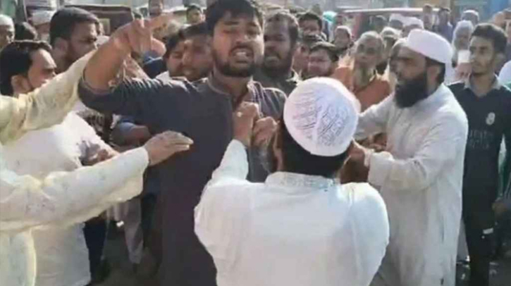 জামায়াত প্রার্থীর মঞ্চে মাইক ছিনিতো দলেরই নেতারা জামায়াত প্রার্থীর মঞ্চে মাইক ছিনিতো দলেরই নেতারা