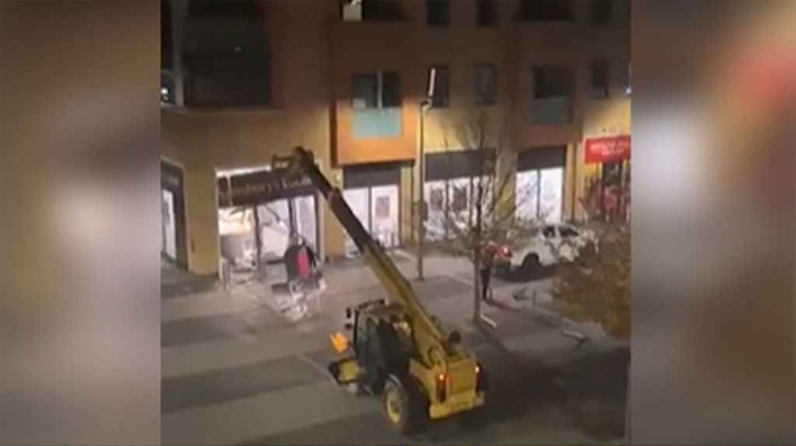 ক্রেনে দোকান ভেঙে চুরি হল এটিএম বুথ ক্রেনে দোকান ভেঙে চুরি হল এটিএম বুথ