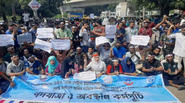 শিক্ষা ভবনের সামনে সাত কলেজের শিক্ষার্থীদের অবস্থান