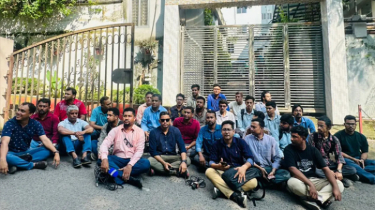 সাংবাদিককে ফ্যাসিস্ট আখ্যা দিয়ে পুলিশের মারধর ও গায়েবের হুমকি