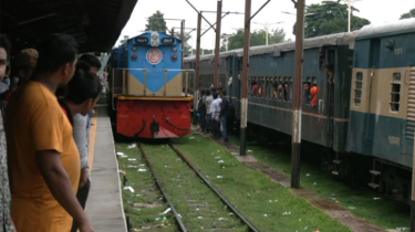 রংপুর রেলওয়ে স্টেশনে চাহিদার ২০ ভাগ টিকিট পাচ্ছে না মানুষ