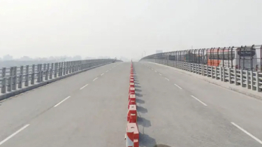 সেতুতে ট্রাক দুর্ঘটনায় প্রাণ গেল ২ চালকের