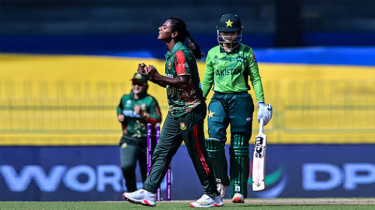 দুই বলেই বিশ্ব ক্রিকেটে আলোচনায় মারুফা