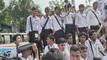 সাইন্সল্যাব মোড় অবরোধে ঢাকা কলেজ শিক্ষার্থীরা