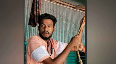 বিয়ের দাবিতে প্রেমিকার বাড়িতে যুবকের অনশন