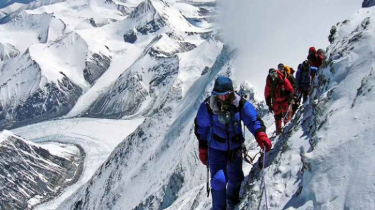 তুষারঝড়ে আটকা পড়েছেন প্রায় এক হাজার পর্যটক