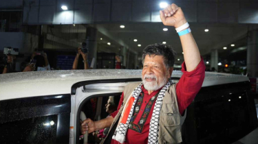 Shahidul Alam returns home after release from Israeli custody