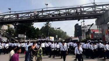সায়েন্সল্যাব মোড়ে ঢাকা কলেজ শিক্ষার্থীদের সড়ক অবরোধ