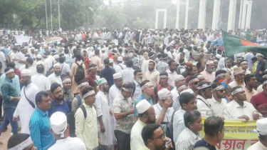 শহীদ মিনারে বিপুলসংখ্যক শিক্ষকের অবস্থান