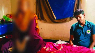 নেত্রকোণায় নারীসহ স্বাস্থ্য কর্মকর্তাকে হাতেনাতে আটক