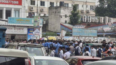 ফার্মগেটে শিক্ষার্থীদের বিক্ষোভ, যান চলাচল বন্ধ