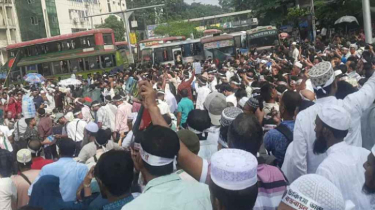 শাহবাগ মোড়ে শিক্ষকদের অবস্থান, ব্যারিকেড ভেঙে যানচলাচল বন্ধ