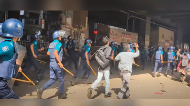 প্রেসক্লাবের সামনে এমপিওভুক্ত শিক্ষক-কর্মচারীদের সরাতে লাঠিপেটা করল পুলিশ