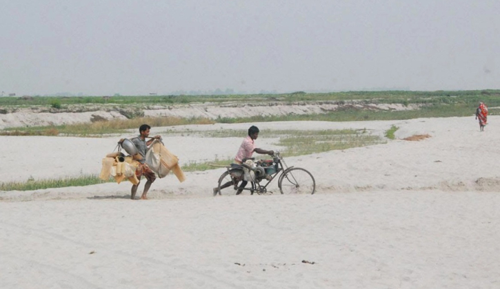 পানির অভাবে তিস্তা এখন মরুময় বালুচর পানির অভাবে তিস্তা এখন মরুময় বালুচর