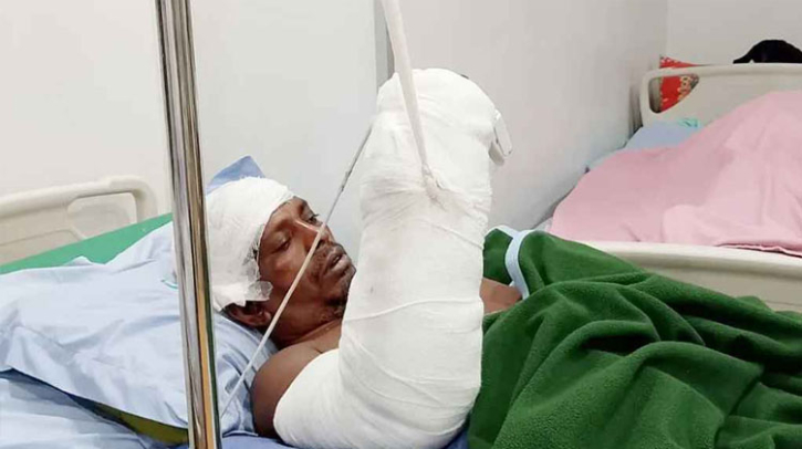 ট্রাক দুর্ঘটনায় হাত বিচ্ছিন্ন, চিকিৎসকরা ফিরিয়ে দিলেন প্রাণ ট্রাক দুর্ঘটনায় হাত বিচ্ছিন্ন, চিকিৎসকরা ফিরিয়ে দিলেন প্রাণ