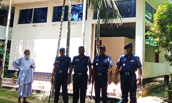 ঝিনাইদহে সিরাজ সাঁইয়ের মাজারে পুলিশ মোতায়েন ঝিনাইদহে সিরাজ সাঁইয়ের মাজারে পুলিশ মোতায়েন