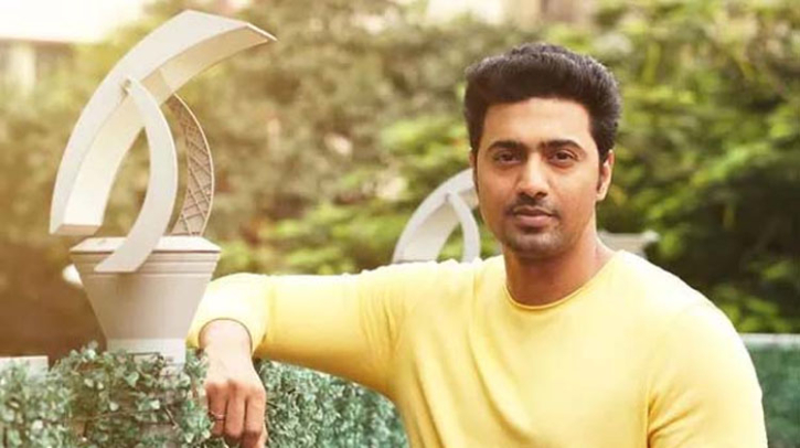 ছবি পোস্টে নেটিজেনদের সমালোচনার মুখে দেব