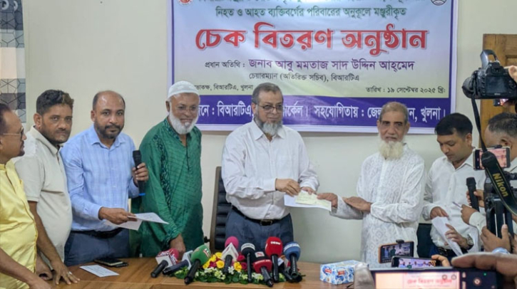 সড়ক দুর্ঘটনায় নিহতদের ৫ লাখ ও আহতদের ১-৩ লাখ টাকা অনুদান দেবে বিআরটিএ সড়ক দুর্ঘটনায় নিহতদের ৫ লাখ ও আহতদের ১-৩ লাখ টাকা অনুদান দেবে বিআরটিএ