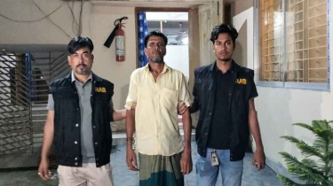 চায়ের দোকান থেকে ধরা পড়লেন জ্বীনের বাদশা
