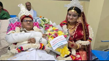 ব্যান্ডেজে বর, পান পাতায় নববধূ: হাসপাতালেই সম্পন্ন হলো বিয়ে
