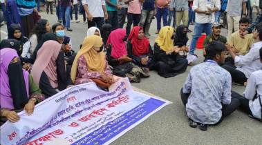 ঠাকুরগাঁওয়ে পলিটেকনিক শিক্ষার্থীদের রোড ব্লক কর্মসূচি  ৩ ঘণ্টা সড়ক অবরোধে চরম ভোগান্তি