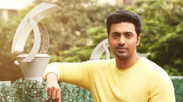 ছবি পোস্টে নেটিজেনদের সমালোচনার মুখে দেব