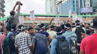 মালয়েশিয়া না যেতে পেরে কারওয়ান বাজারে শ্রমিকদের বিক্ষোভ