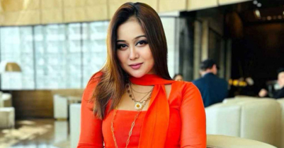 মঞ্চে হোঁচট, অল্পের জন্য রক্ষা পেলেন চমক