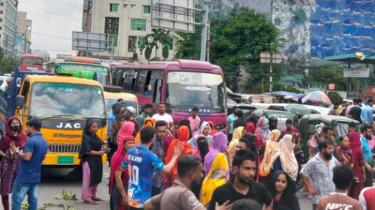 প্রায় ৫০০ শ্রমিক অবরোধে ভোগান্তিতে পড়েছেন সাধারণ মানুষ