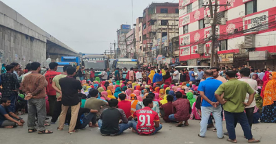 গাজীপুরে শ্রমিকদের বকেয়া বেতনের দাবিতে মহাসড়ক অবরোধ