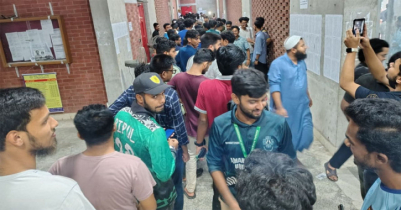 ভোটের শেষ মুহূর্তে জাকসু কেন্দ্রে ভোটারদের দীর্ঘ লাইন