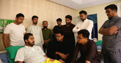 নবনির্বাচিত ভিপি সাদিক কায়েম হাসপাতালে নুরুল হক নূরের দেখা করলেন