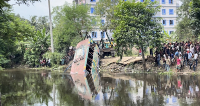 লক্ষ্মীপুরে যাত্রীবাহী বাস নিয়ন্ত্রণ হারিয়ে খালে নিহত-৩