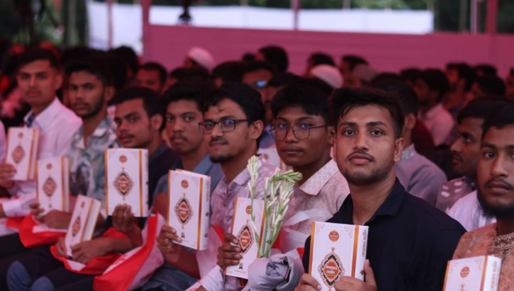 বেরোবিতে পবিত্র কোরআন দিয়ে শিক্ষার্থীদের বরণ