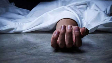 ঘরে মিলল ছেলের লাশ, ফ্যানে ঝুলছিলেন মা