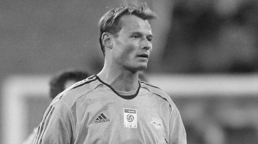 Former goalkeeper Manninger dies after car struck by train Former goalkeeper Manninger dies after car struck by train