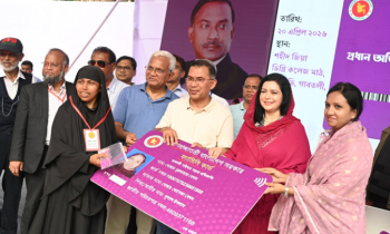 বগুড়ায় ৯১১ জনের হাতে ফ্যামিলি কার্ড তুলে দিলেন প্রধানমন্ত্রী