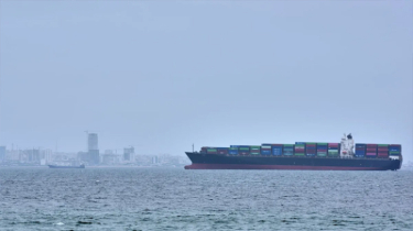 Tanker, Container Ships Report Attacks as Iran Re-Closes Strait of Hormuz