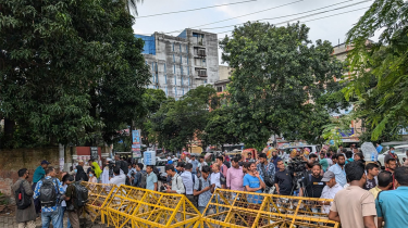 ধানমন্ডি ৩২-এ নিরাপত্তা জোরদার, তিনজনকে গণপিটুনির অভিযোগ ধানমন্ডি ৩২-এ নিরাপত্তা জোরদার, তিনজনকে গণপিটুনির অভিযোগ