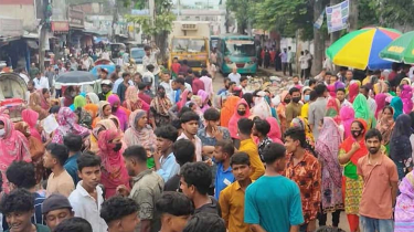 চার মাসের বকেয়া বেতনের দাবিতে চট্টগ্রামে সড়ক অবরোধ, তীব্র যানজট