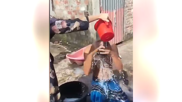 ১৭ বছরের দাম্পত্যের ইতি, ৪০ লিটার দুধে গোসল করে ‘মুক্ত’ হলেন স্বামী ১৭ বছরের দাম্পত্যের ইতি, ৪০ লিটার দুধে গোসল করে ‘মুক্ত’ হলেন স্বামী