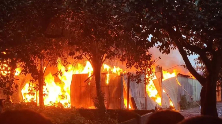 কোনাবাড়িতে ঝুটের গুদামে ভয়াবহ আগুন, নিয়ন্ত্রণে ৫ ইউনিট