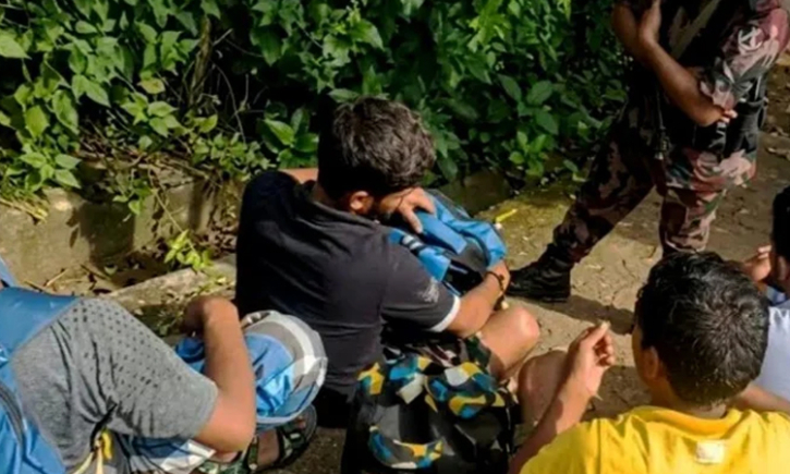 অবৈধভাবে ভারত থেকে ফেরার সময় ১২ বাংলাদেশি আটক