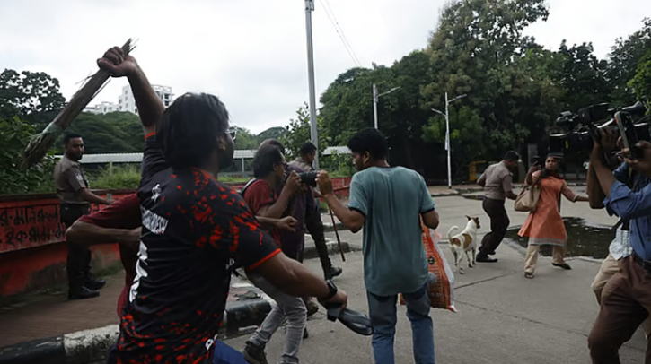 ধানমন্ডি ৩২-এ ‘জয় বাংলা’ স্লোগান ও সিঙাড়া বিতরণের অভিযোগে মারধর, আটক ২