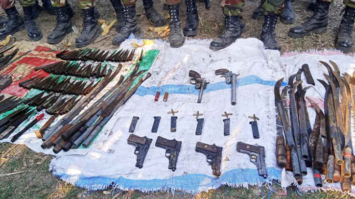 ফরিদপুরে পুকুর থেকে উদ্ধার বিদেশি পিস্তলসহ বিপুল অস্ত্র